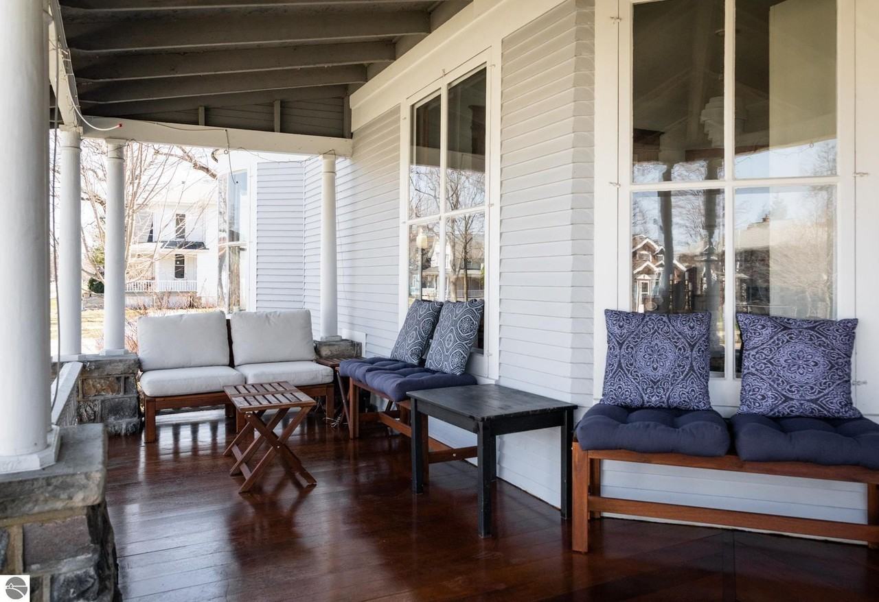 544 E State St - Photo 4 of 50