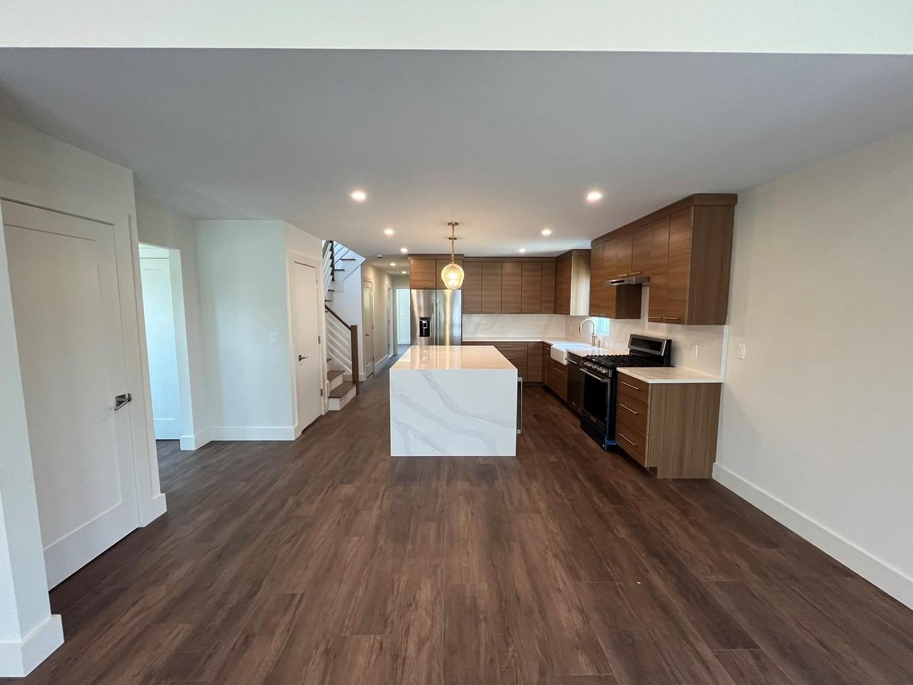 562 E Market St - Photo 4 of 35