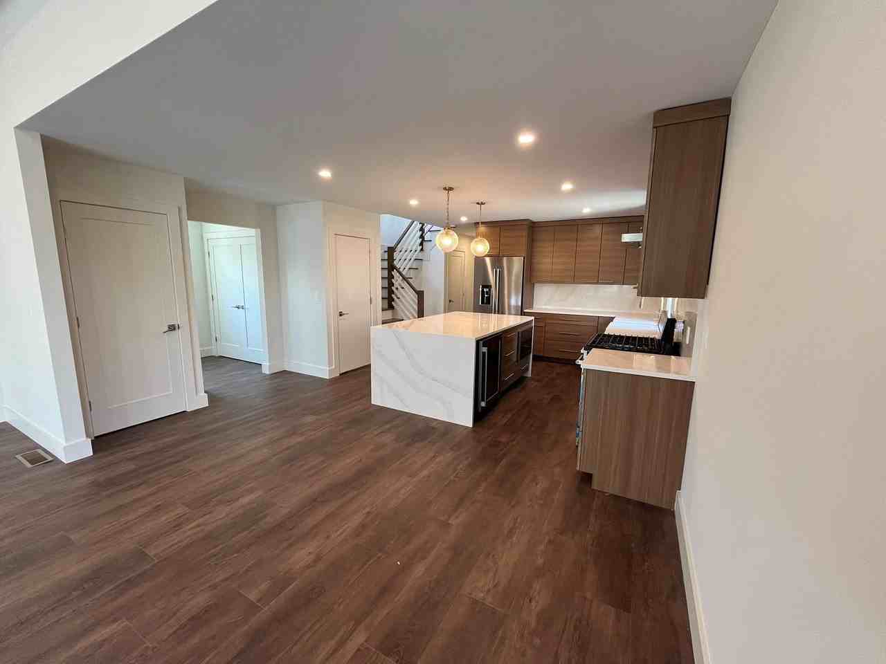 562 E Market St - Photo 5 of 35