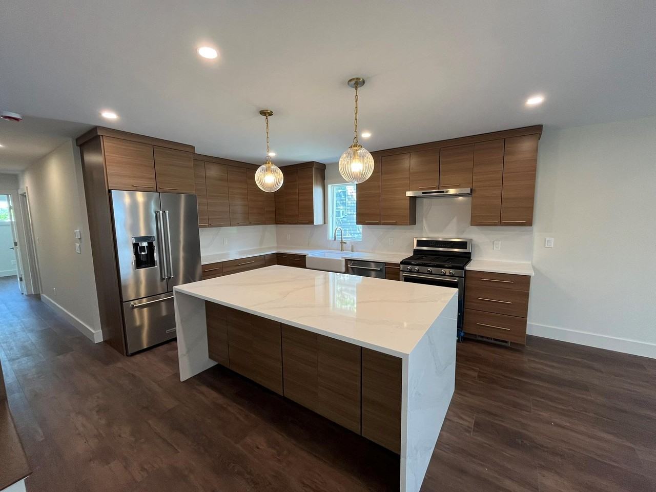 562 E Market St - Photo 6 of 35