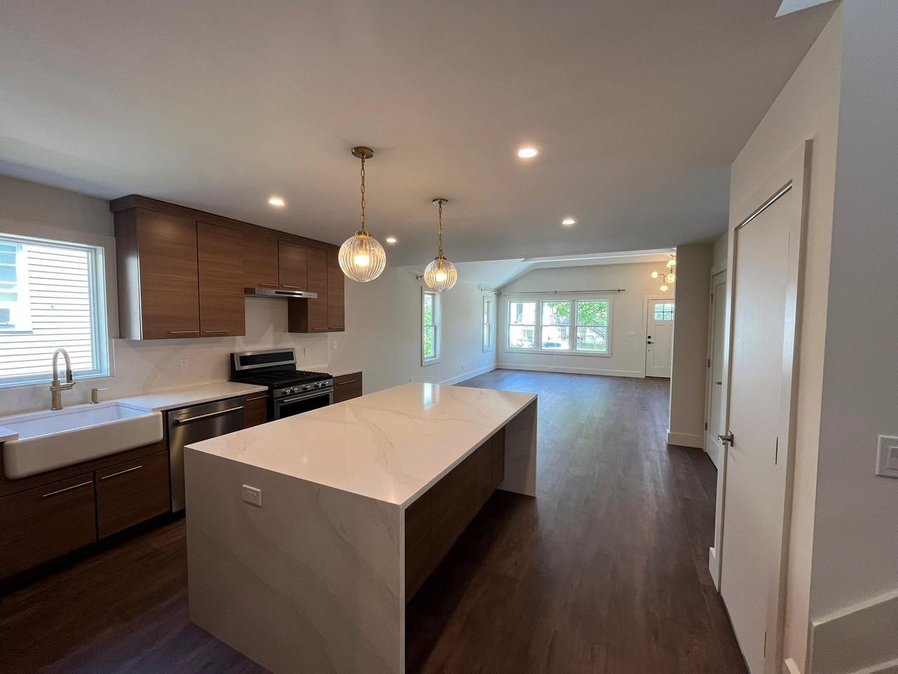 562 E Market St - Photo 7 of 35