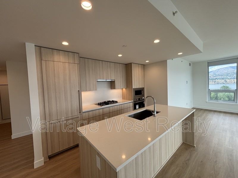 1098 Leon Ave - Photo 2 of 16