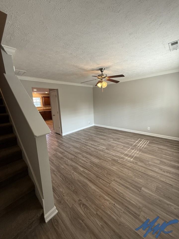 1425 Clydesdale St - Photo 2 of 33