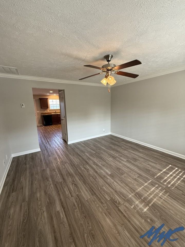 1425 Clydesdale St - Photo 3 of 33