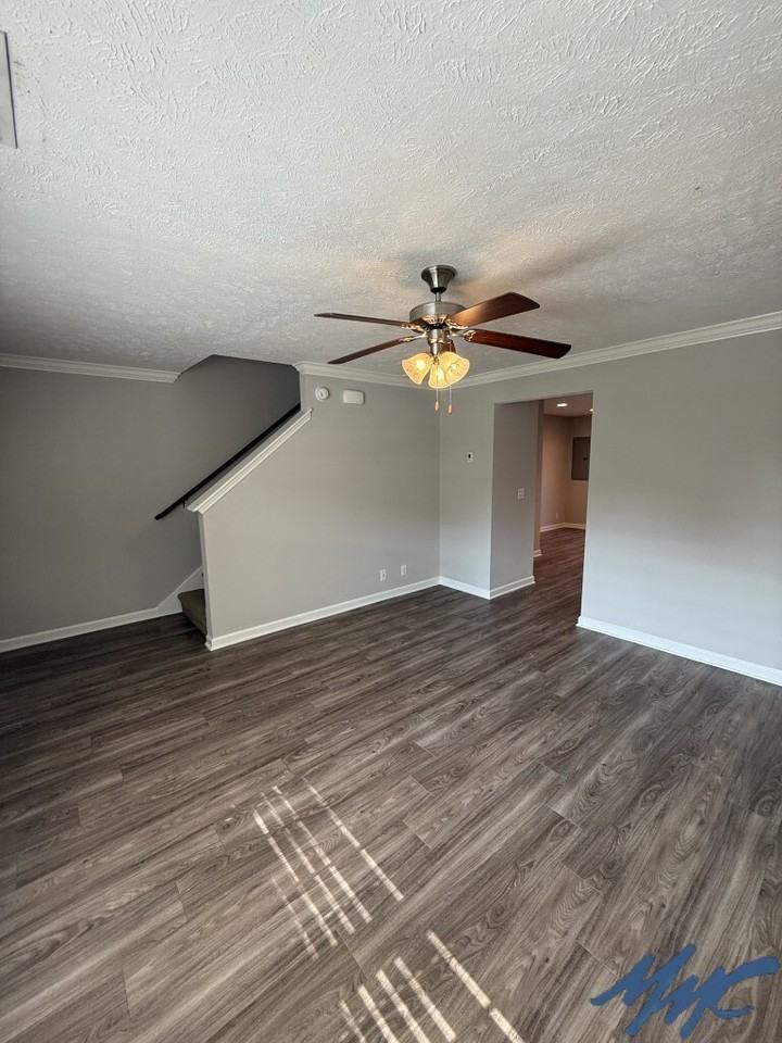1425 Clydesdale St - Photo 4 of 33