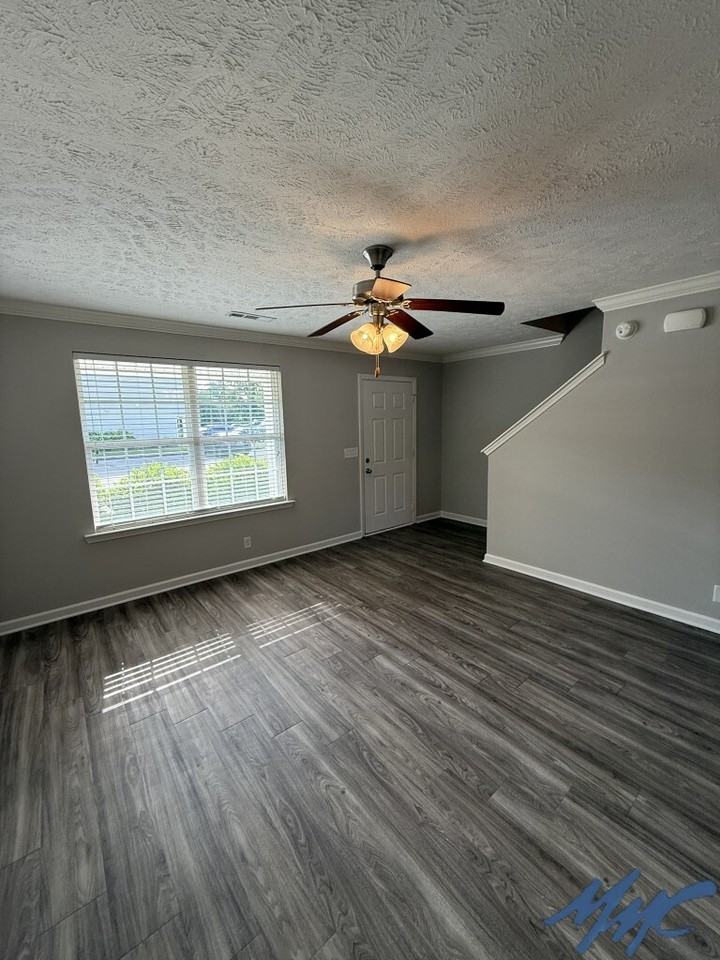 1425 Clydesdale St - Photo 5 of 33