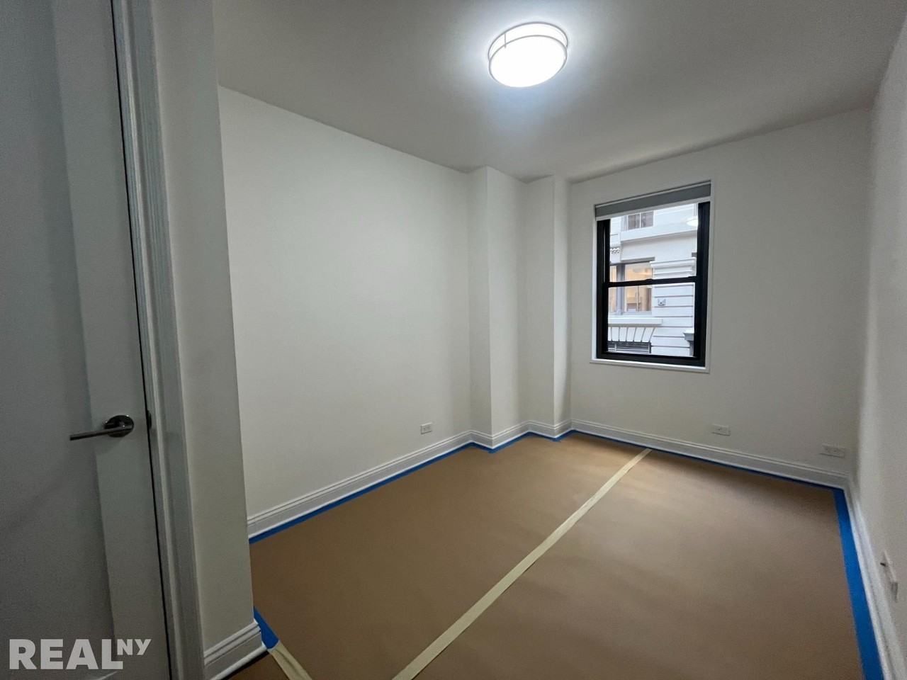 E 16th St #2B - Photo 4 of 5