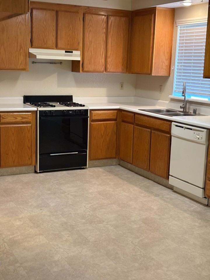 692 Oakwood Way - Photo 3 of 7
