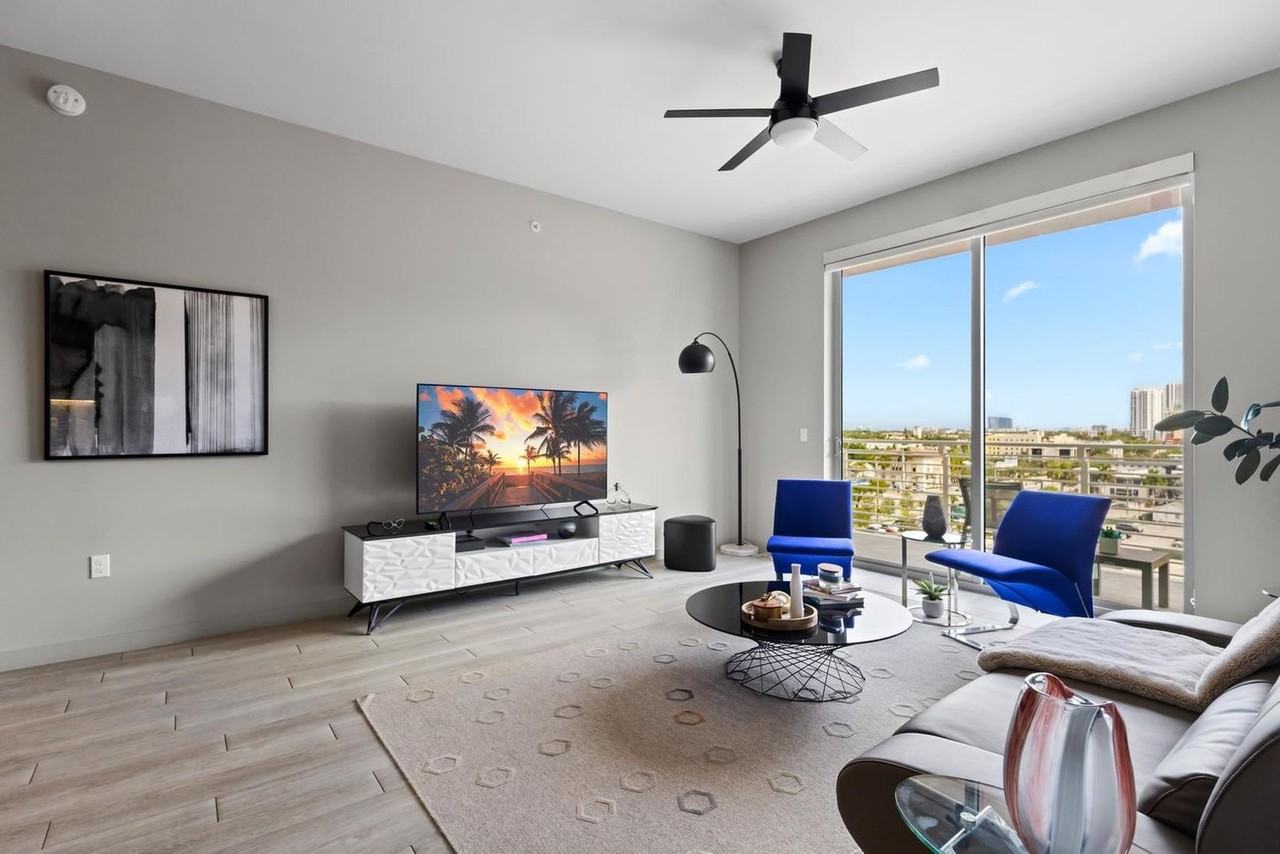 525 Northeast 7th Street #1239359P - Photo 4 of 24