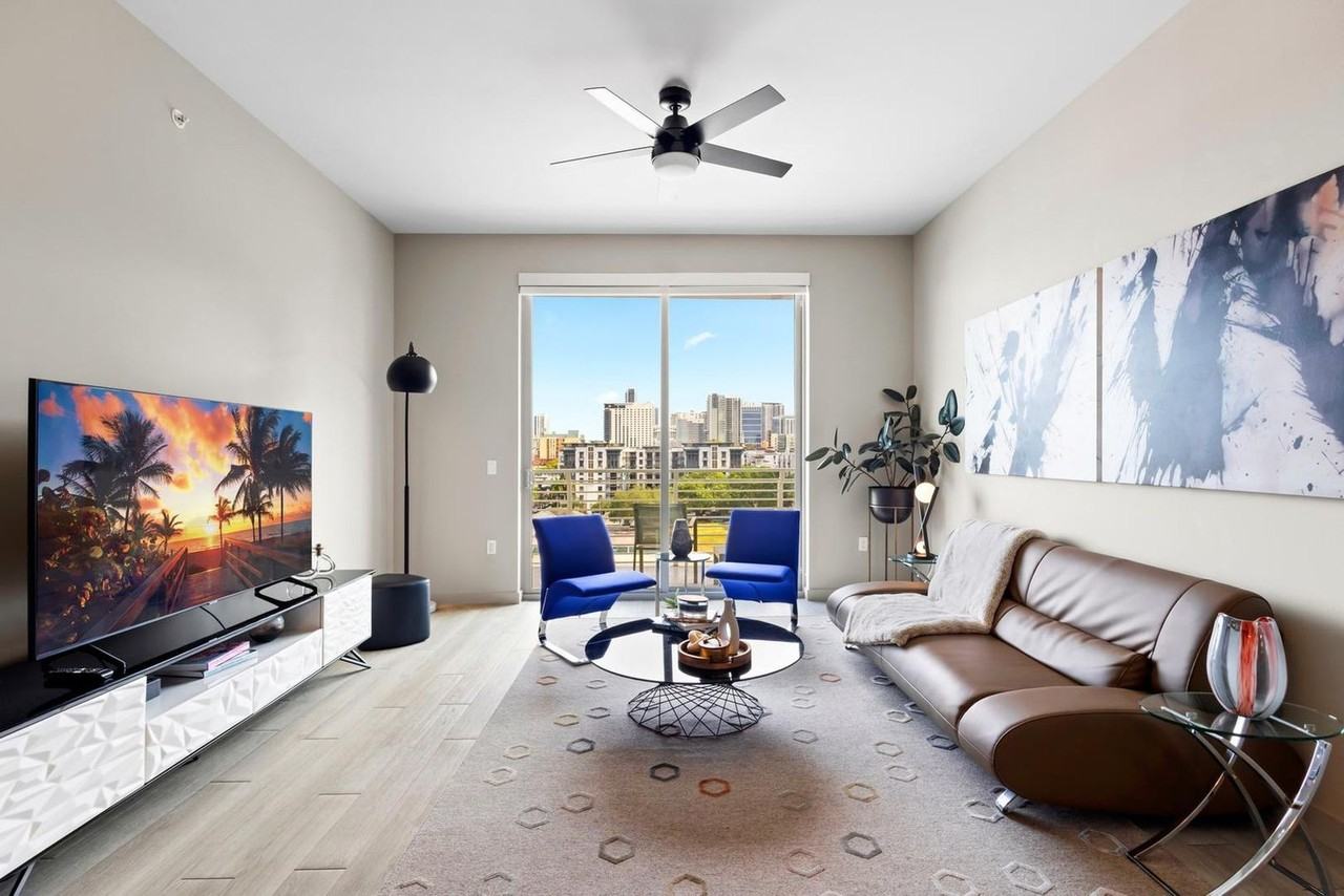 525 Northeast 7th Street #1239359P - Photo 5 of 24