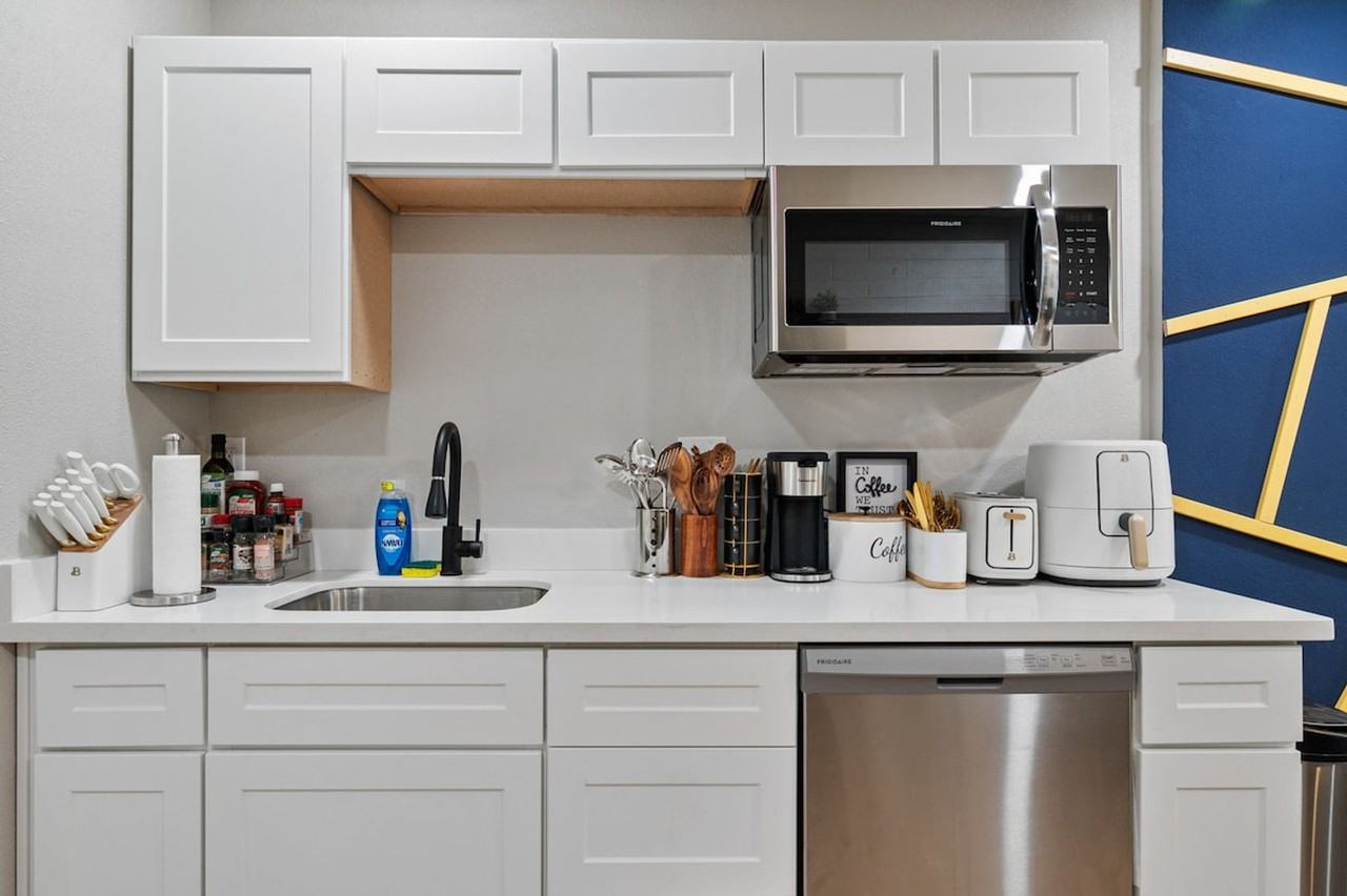 4113 W Virginia Ave #1244355P - Photo 2 of 18