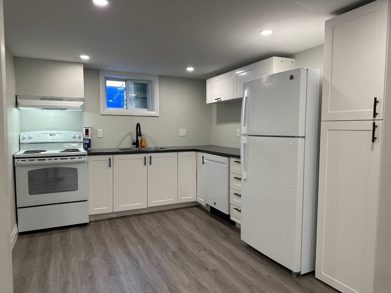 542 Hillside St - Photo 2 of 15