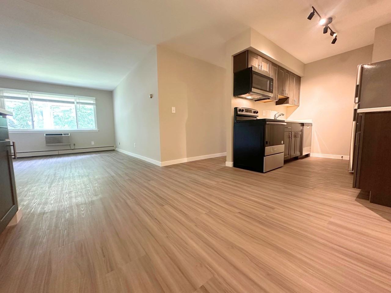 Cedar Plaza Apartments - Photo 3 of 25