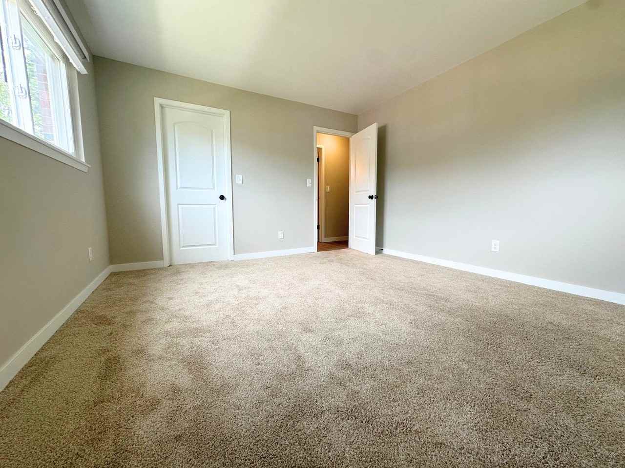 Cedar Plaza Apartments - Photo 4 of 25