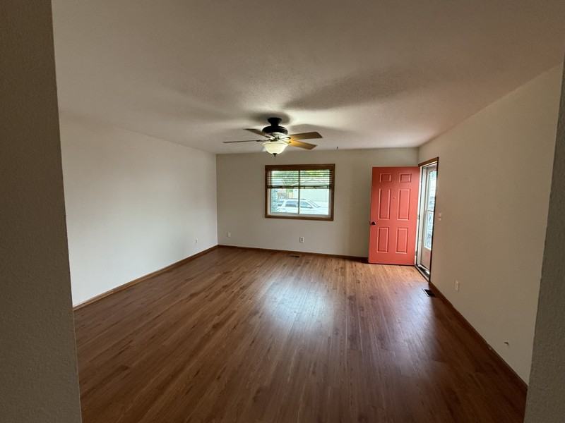 423 S 8th St - Photo 3 of 20