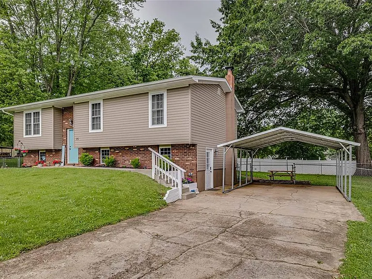 25 Ava Ct - Photo 2 of 20