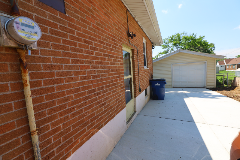 1041 Martha Ln - Photo 3 of 19