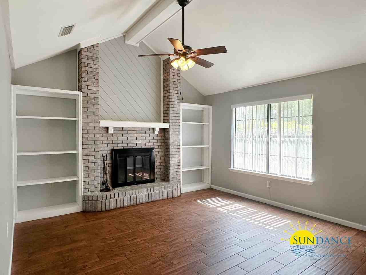 624 Lloyd St - Photo 4 of 17