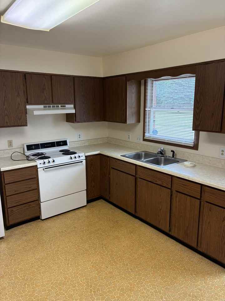 303 E Coomer St #B - Photo 3 of 13