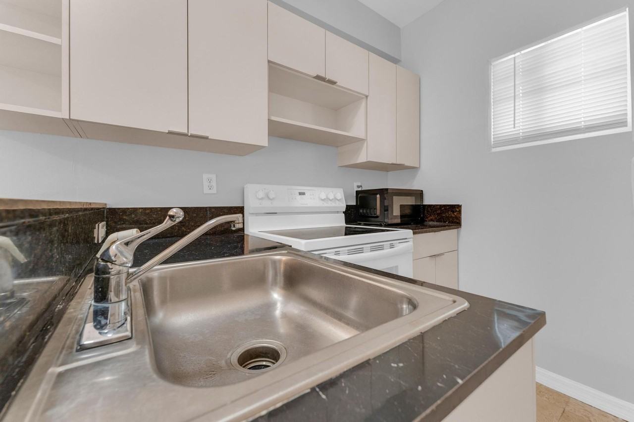 1421 SW 3rd Street - Photo 4 of 47