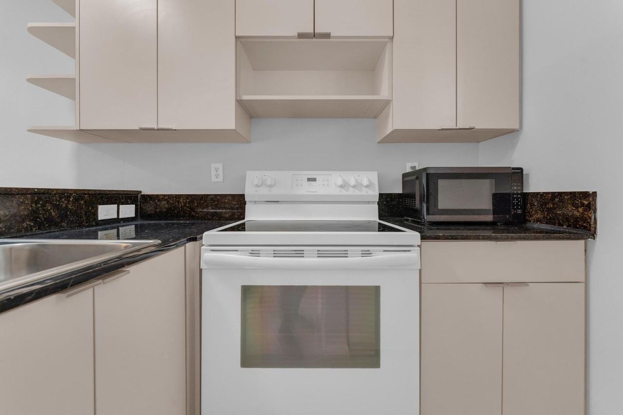 1421 SW 3rd Street - Photo 5 of 47