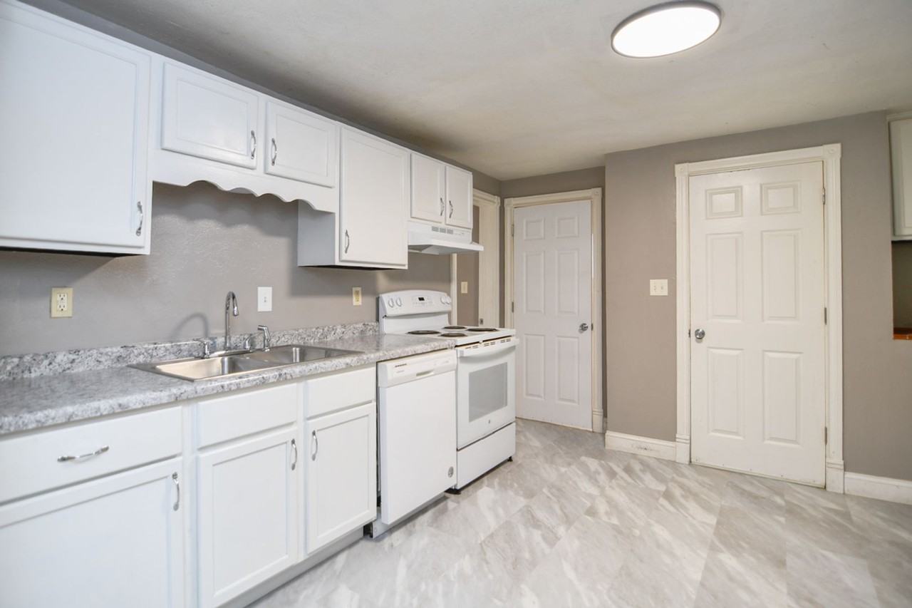 320 N Ashland Ave - Photo 2 of 27