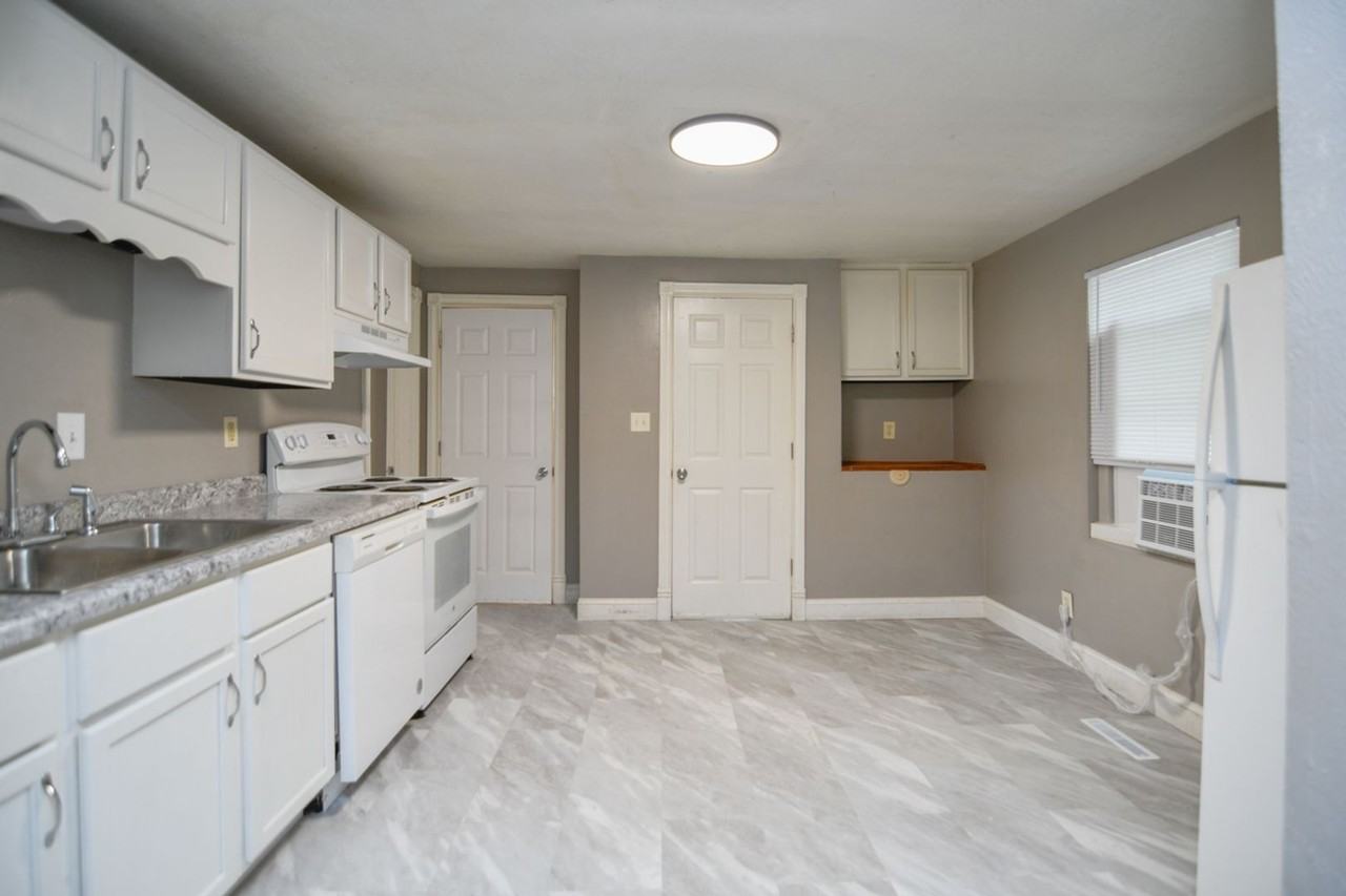 320 N Ashland Ave - Photo 3 of 27