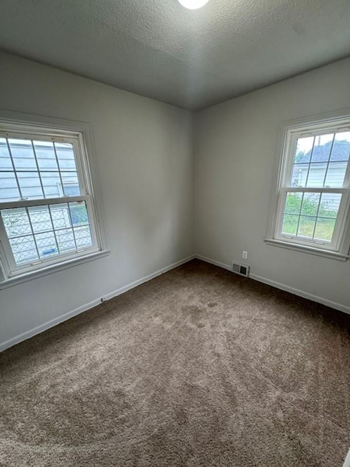 1015 Milton St - Photo 3 of 10