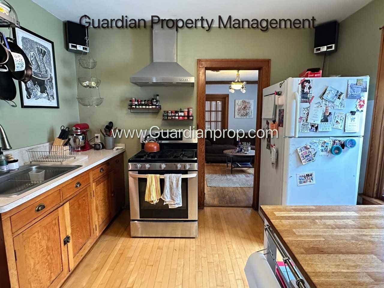 1712 University Ave Ne Uppr - Photo 2 of 24