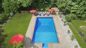 featured image of 8 Crosby Ln