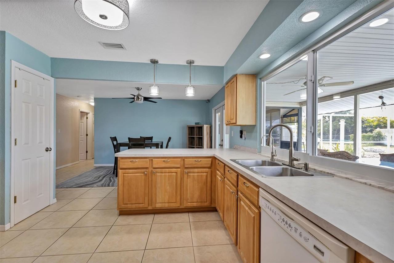 Van Nuys Cir - Photo 6 of 15