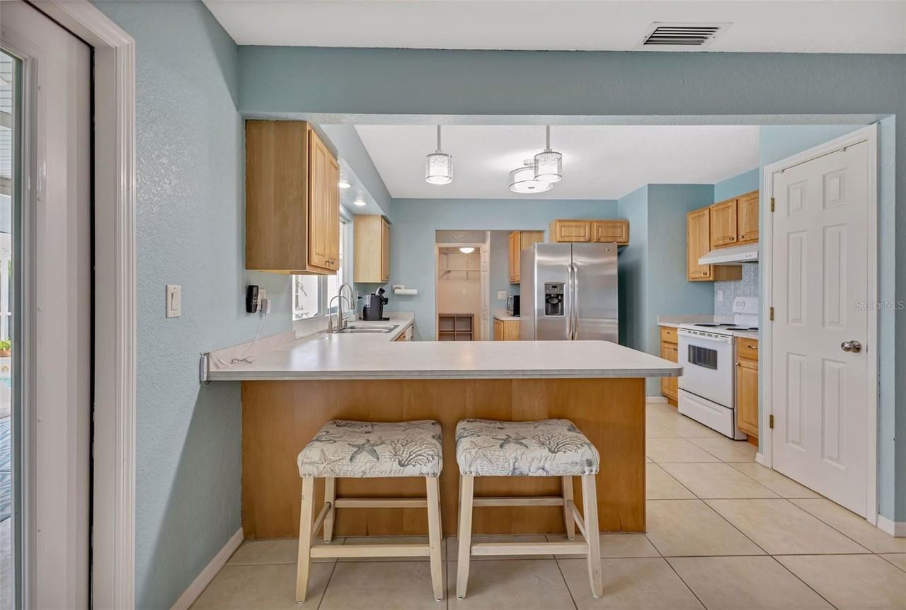 Van Nuys Cir - Photo 3 of 15