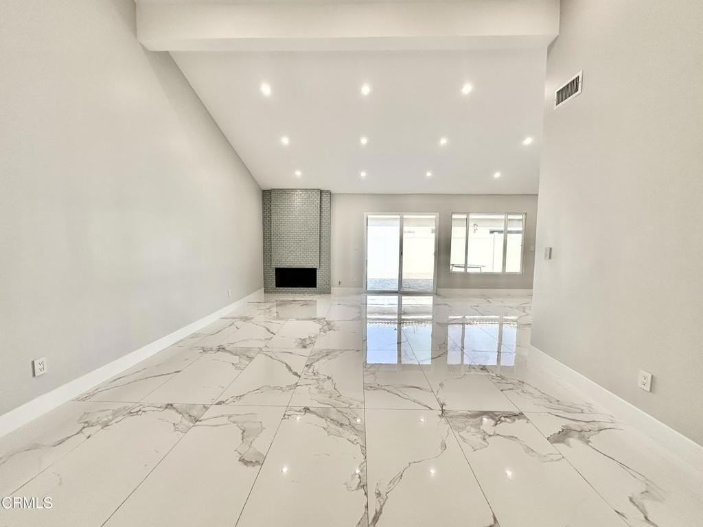 10462 Yarmouth Ave - Photo 5 of 30