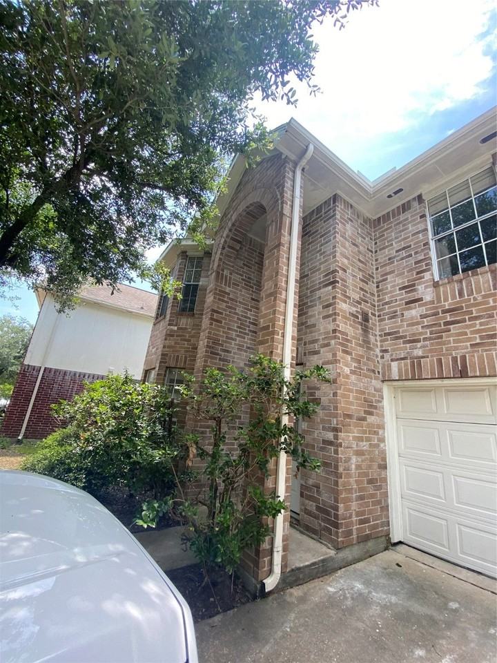 710 Hidden Rdg W - Photo 2 of 18