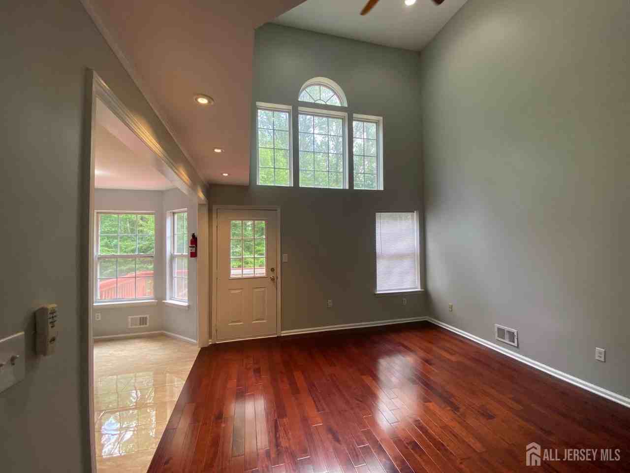 120 Briarwood Dr - Photo 3 of 25