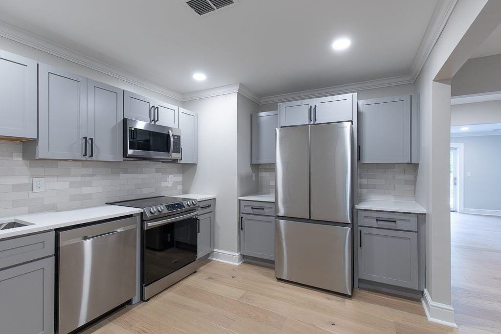 Greenwich Oaks - Photo 2 of 19