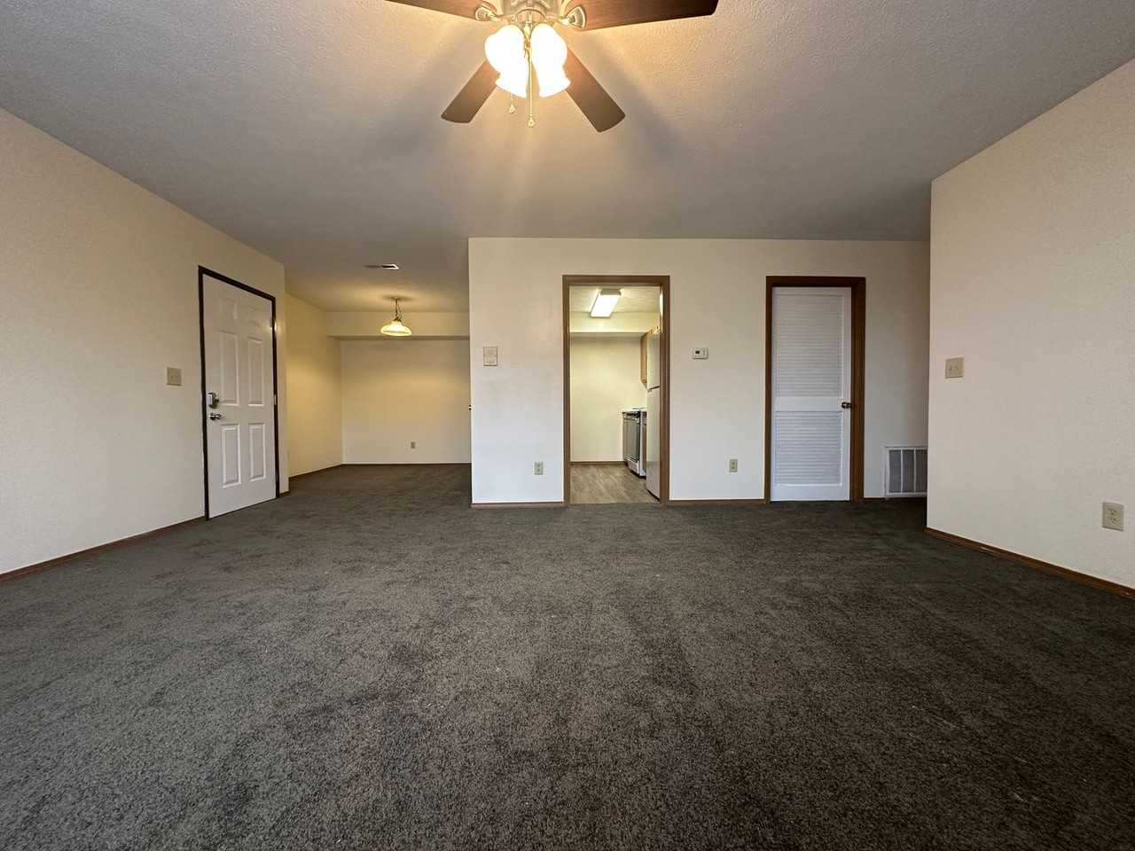 108 Oak Creek Plaza - Photo 2 of 27