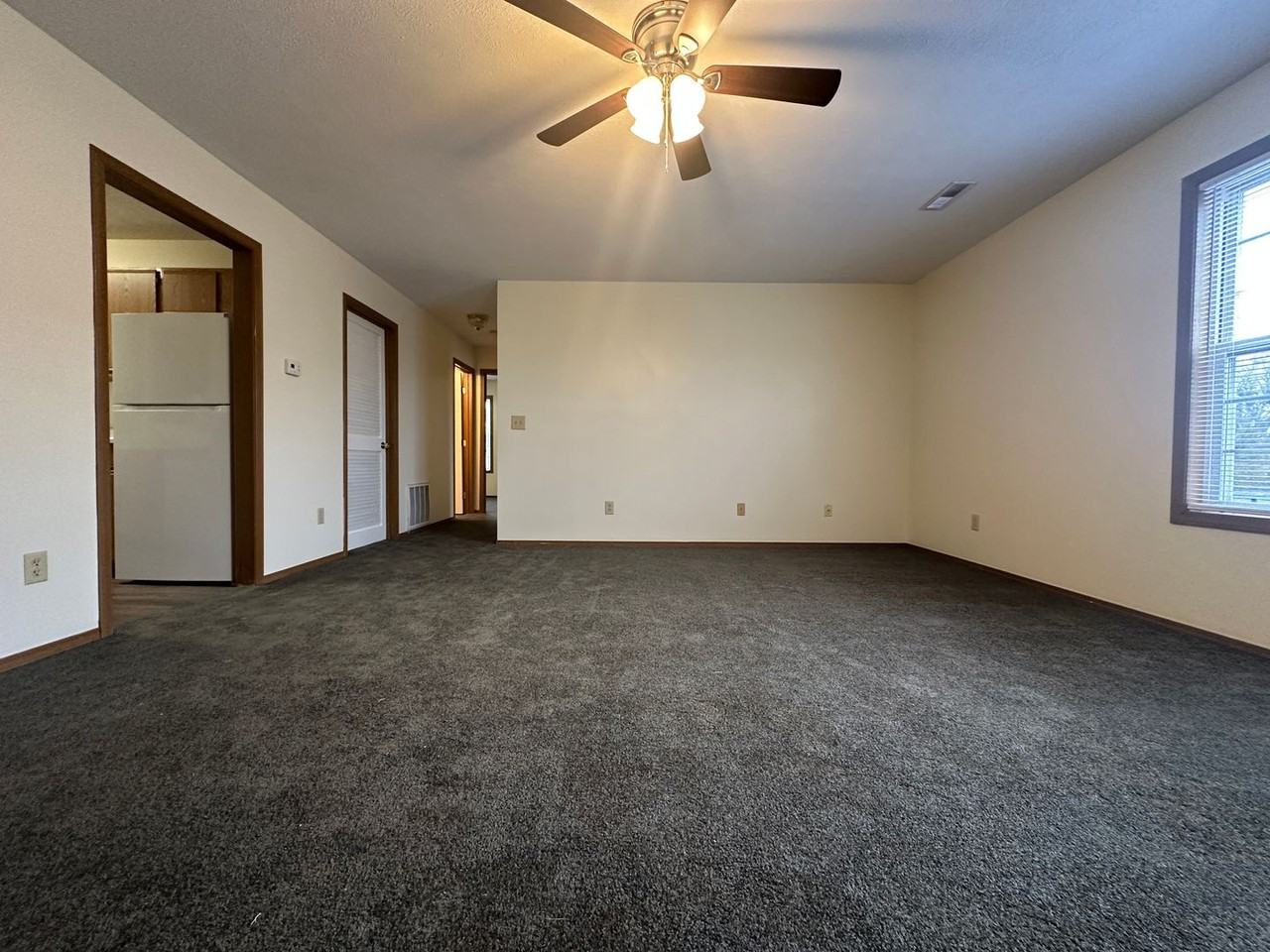 108 Oak Creek Plaza - Photo 4 of 27