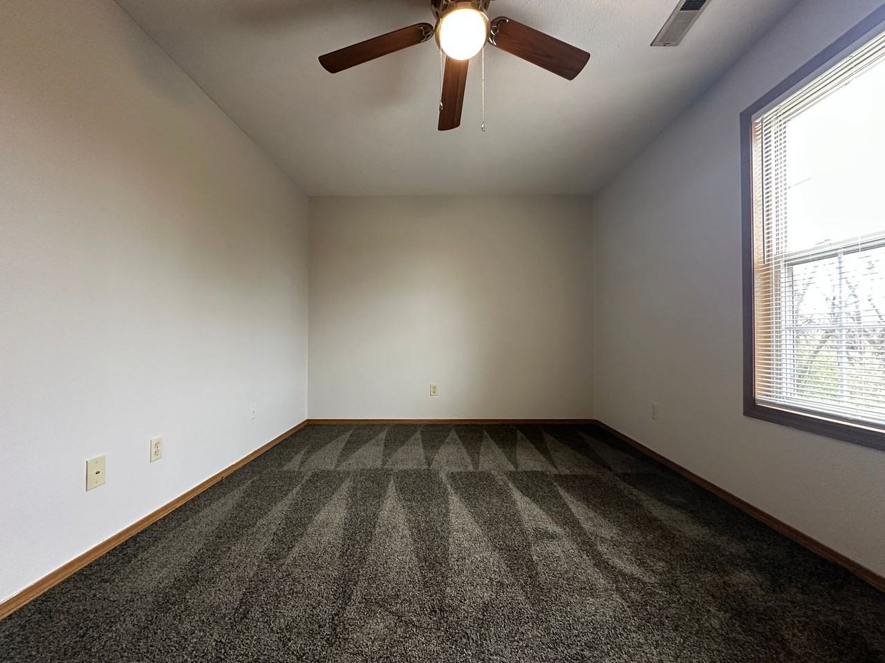 108 Oak Creek Plaza - Photo 5 of 27