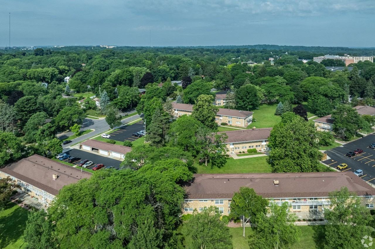 Royal Arms Apartments - Photo 2 of 26