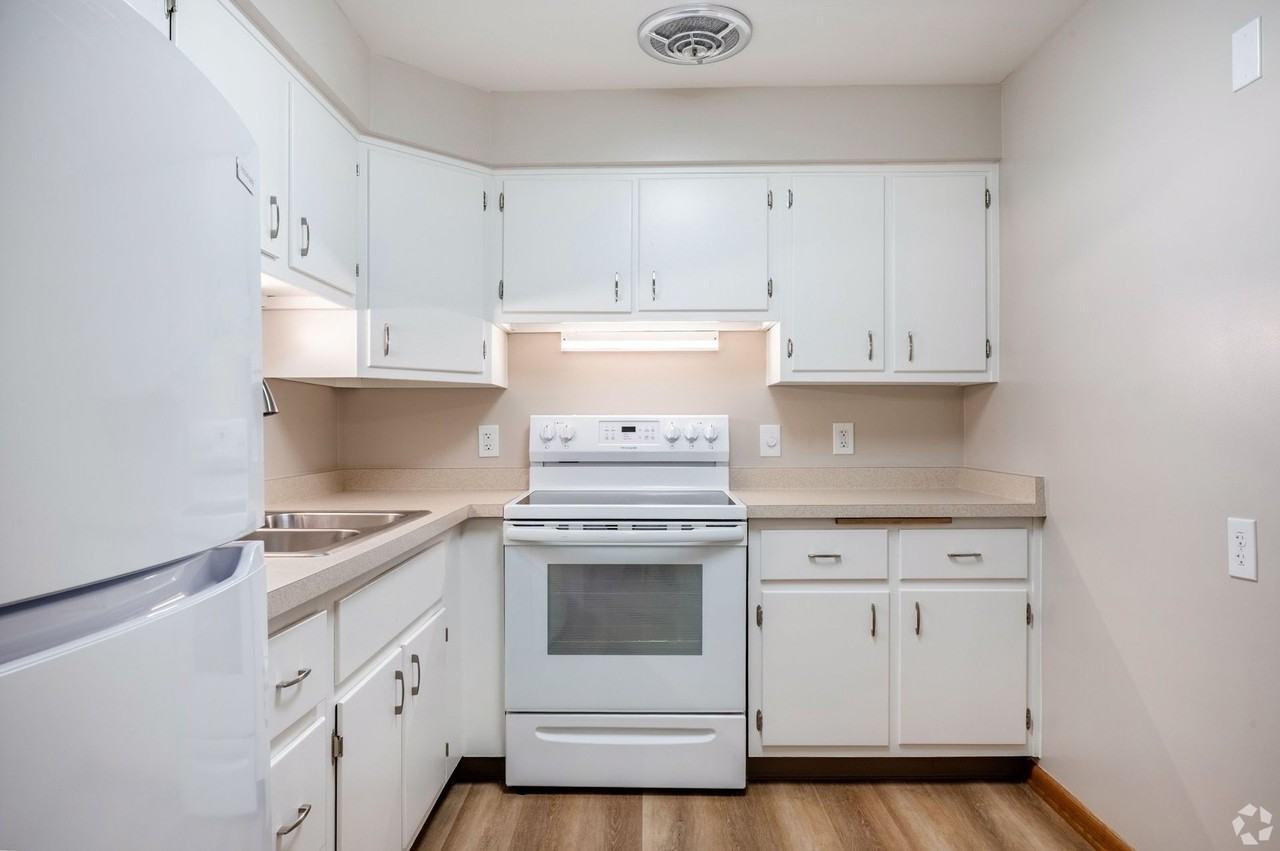 Royal Arms Apartments - Photo 4 of 26