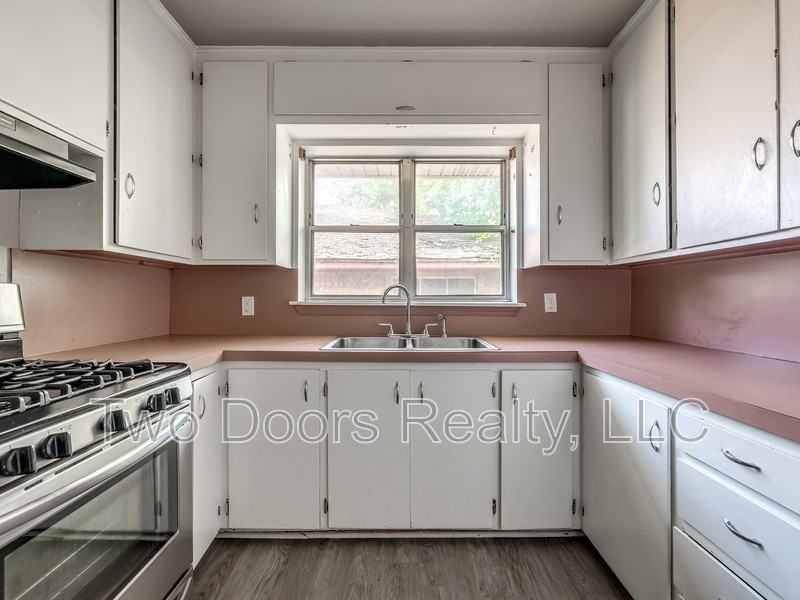 1221 Ne 44th St - Photo 2 of 26