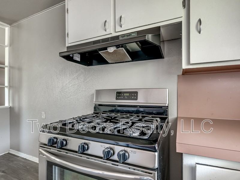 1221 Ne 44th St - Photo 3 of 26