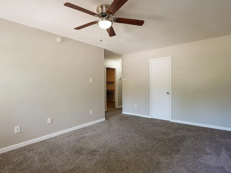 2116 Greenoaks Rd - Photo 2 of 9