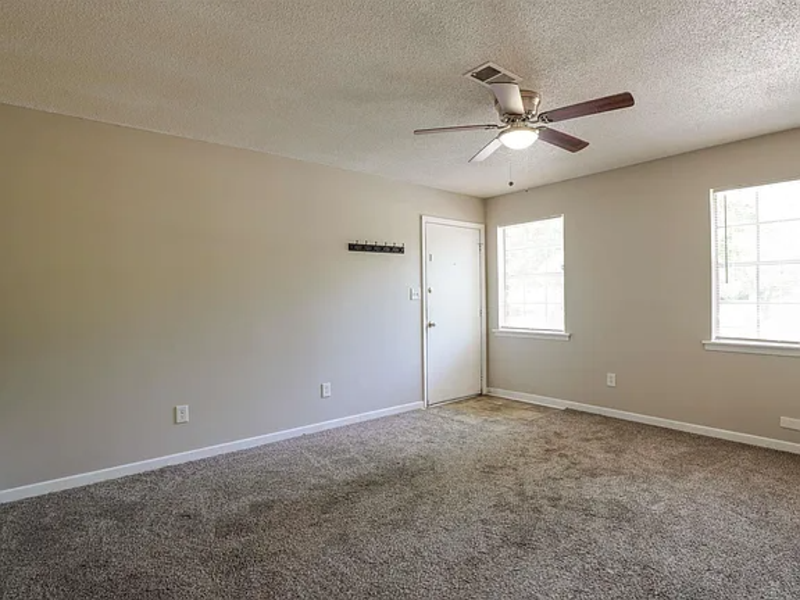 2116 Greenoaks Rd - Photo 3 of 9