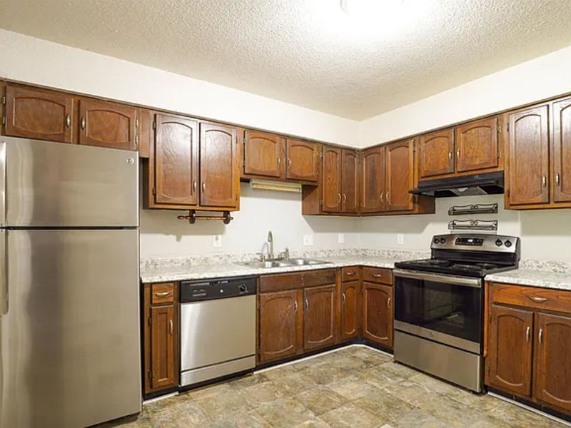 2116 Greenoaks Rd - Photo 4 of 9