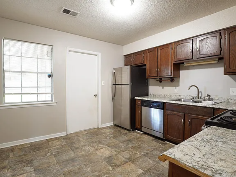 2116 Greenoaks Rd - Photo 5 of 9