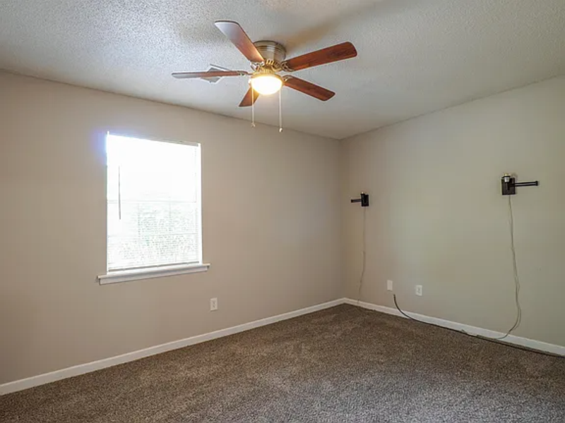 2116 Greenoaks Rd - Photo 6 of 9