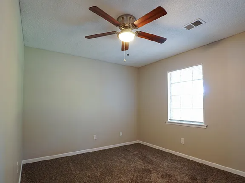 2116 Greenoaks Rd - Photo 7 of 9