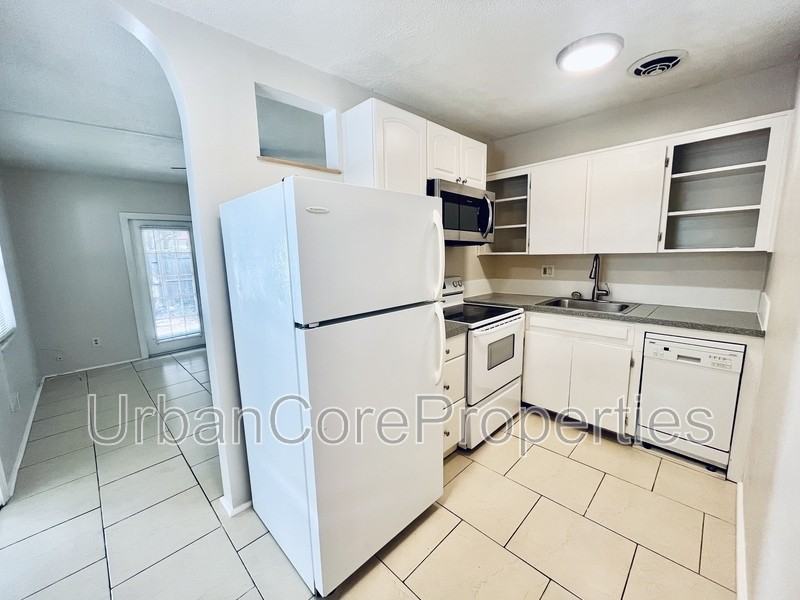 423 18th Ave N #A - Photo 2 of 9